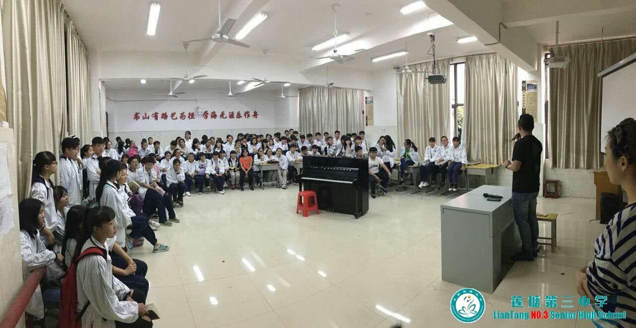我校还邀请全国红歌会冠军，徐丹老师，亚军黄涛老师来我校给同学们分享音乐课程