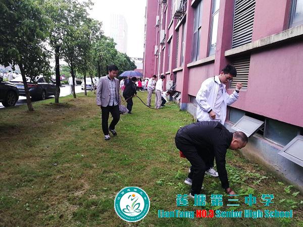 莲塘三中开展“清洁校园，拔草护绿”五一劳动节实践活动