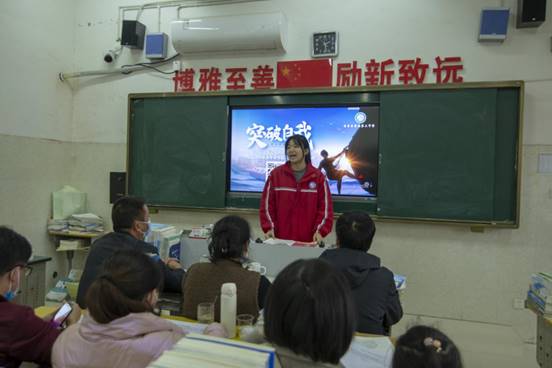 胸藏万汇凭吞吐，家校凝力琢璧璞