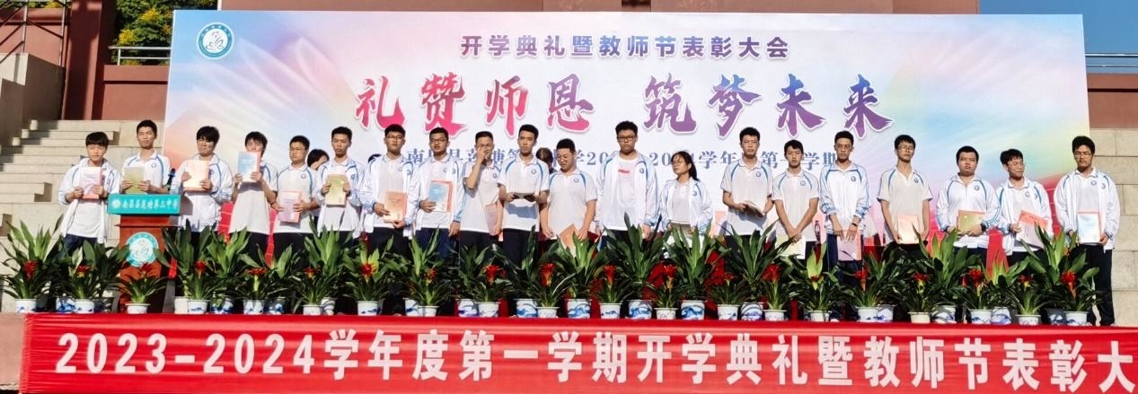 春播桃李四千圃，秋来果香沁满园