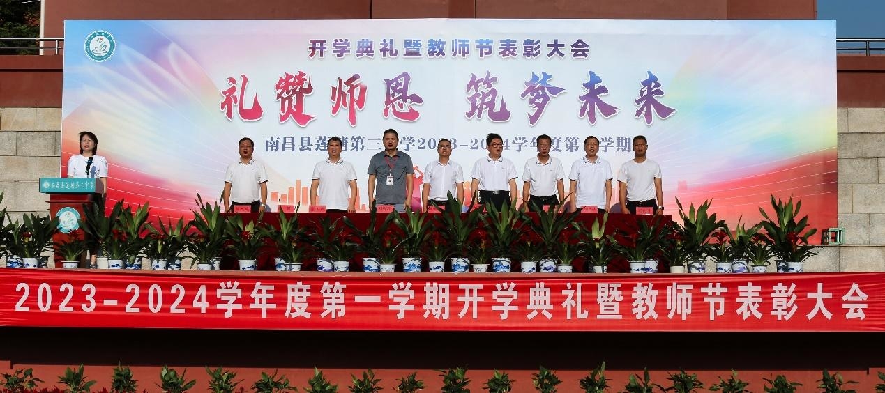 春播桃李四千圃，秋来果香沁满园