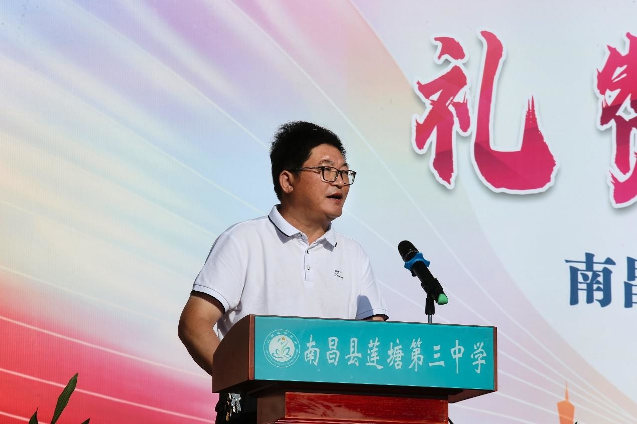 春播桃李四千圃，秋来果香沁满园