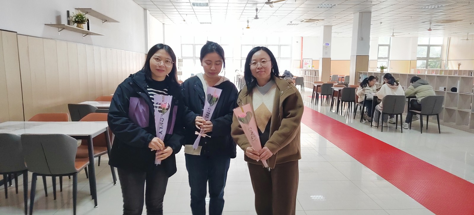 莲塘三中向全校妇女致以节日的祝贺和亲切的问候
